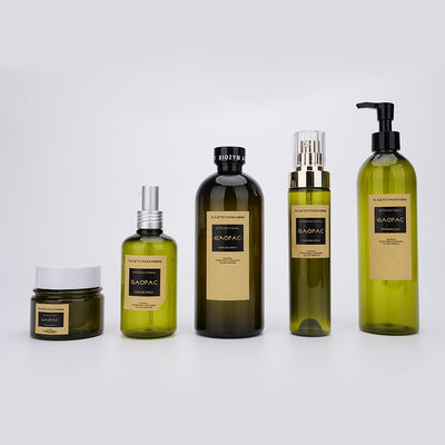 I produttori stonano ed imbottigliano e cura di pelle facciale che imballa le bottiglie di plastica cosmetiche