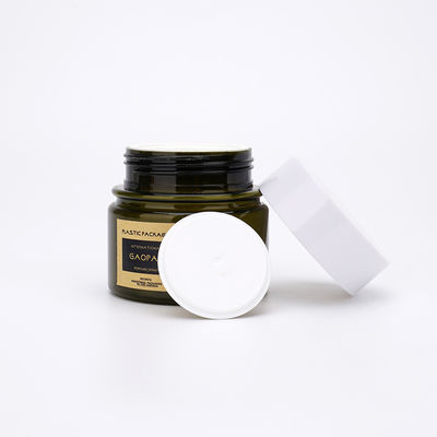 I produttori stonano ed imbottigliano e cura di pelle facciale che imballa le bottiglie di plastica cosmetiche